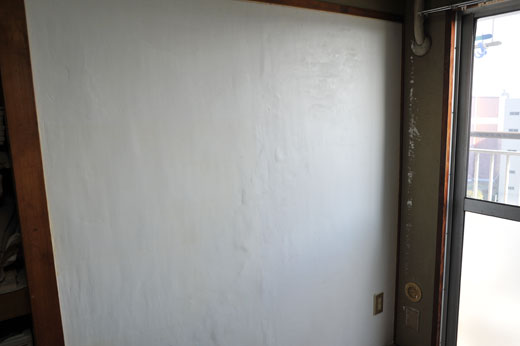 完成した灰汁の出た漆喰の壁