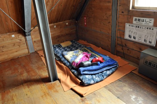 中岳避難小屋の寝床の様子