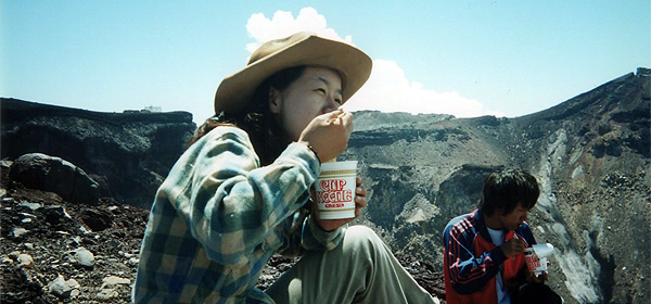 富士山の山頂でカップラーメンを食べる