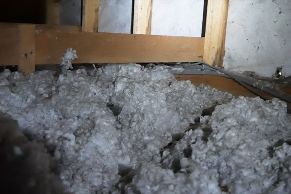 屋根裏のフワフワな綿の様な断熱材