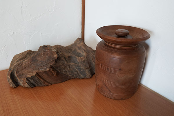 ネパールで買った木の壺と屋久島の土埋木