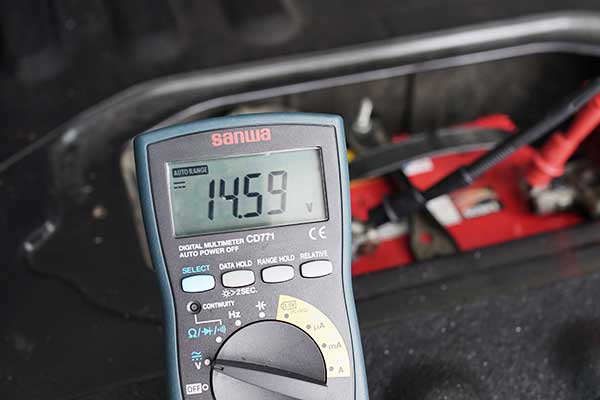 充電後のバッテリーをエンジンをかけてテスターで計測。