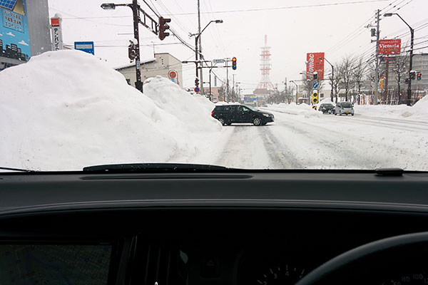 旭川の道路　雪山だらけになる