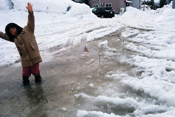 旭川の道路 雪が解けてじゃぶじゃぶに