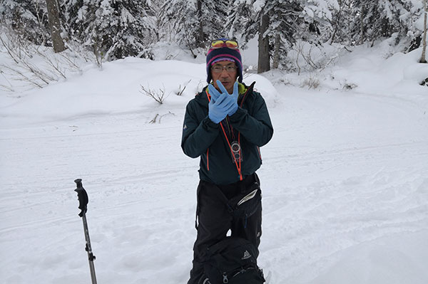 ニトリル手袋を雪山で