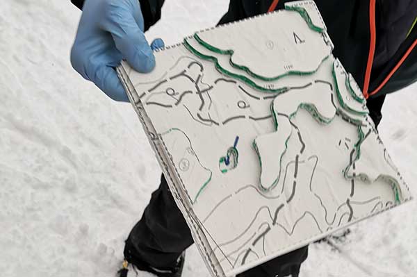 旭岳ビジターセンターのスノーシュー講習で使った立体地形図