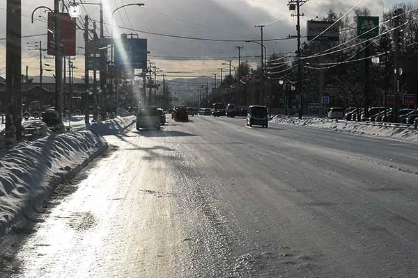 旭川の道路 ツルツルに凍る