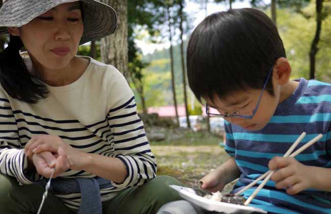 マスのつかみ取り　採ったマスを食べる