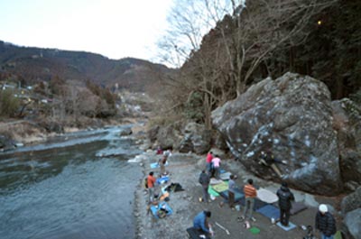 忍者返しの岩