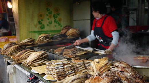 チャガルチ市場　魚を焼く店
