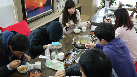 みなでカルグクスを食べる