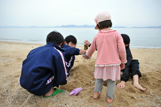 前浜で砂遊び