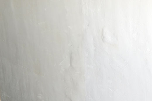 まばらな厚みの漆喰壁