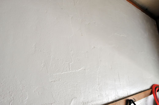 仕上げ塗りした漆喰の壁 微妙なコテ跡