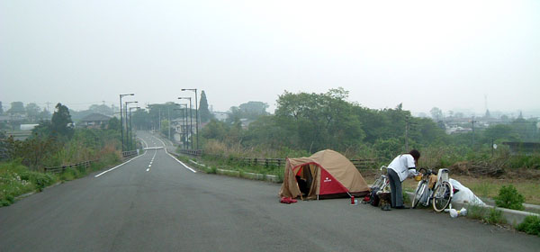 道でテント