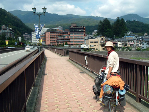 下呂温泉へとかかる橋