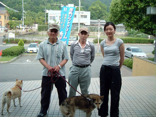 爺さん達と二上山の前で