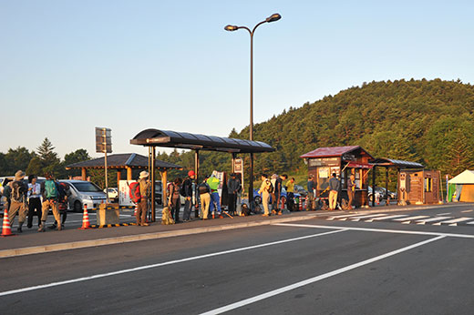 水ヶ塚駐車場のシャトルバス乗り場