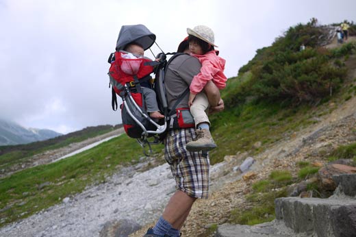 登山中に眠ってしまった子供たち