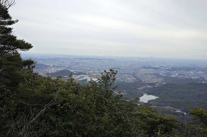 弥勒山の山頂で休憩