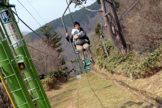 リフトに乗る母と楓ちゃん