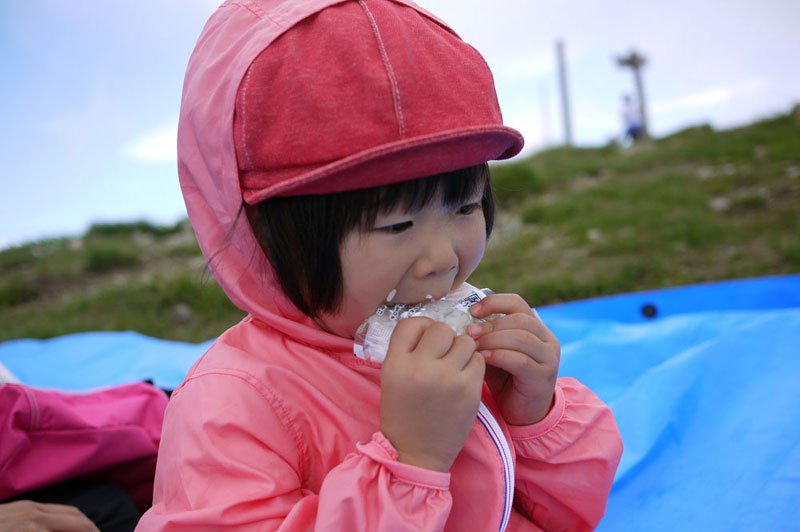 富士見台の山頂でおむすびを食べるさくちゃｎ