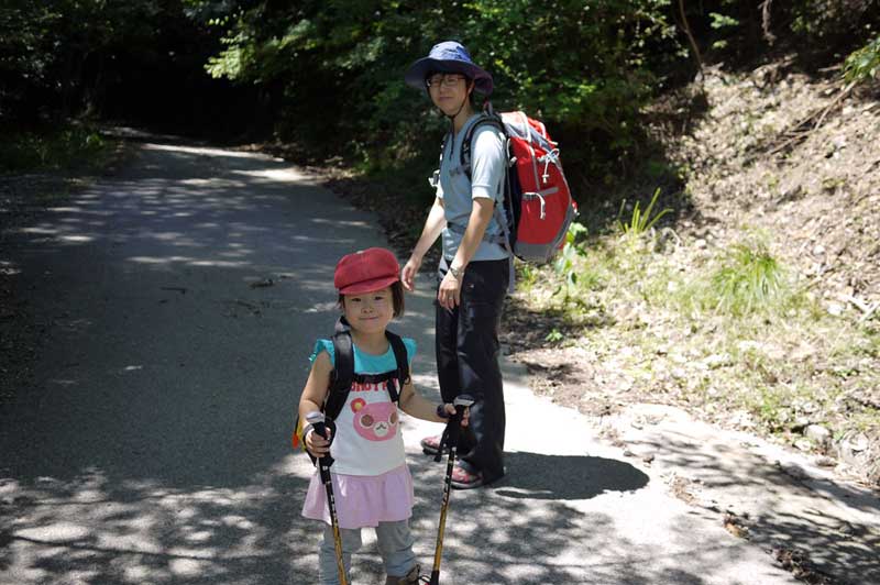 トレッキングポールを持ったサクちゃん