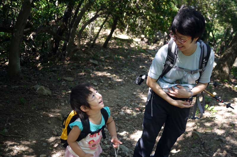 三方山で松ぼっくりを広いながら歩く