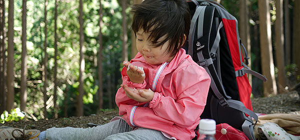 三方山でお昼ごはんのさくちゃん