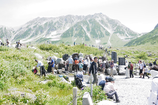 室堂の湧水　立山をバックに