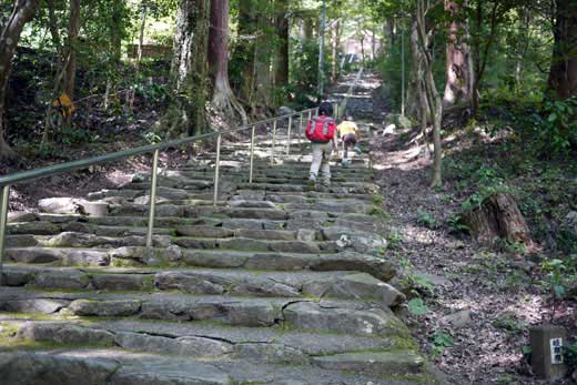 天王山　神社への階段