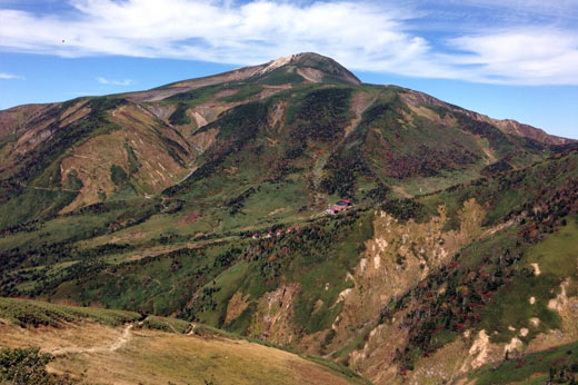 別山側から見る白山と南竜山荘