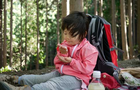 おにぎりを食べるさくちゃん