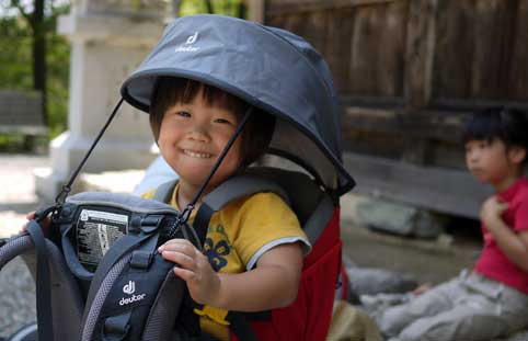 背負子に乗るかえでちゃん