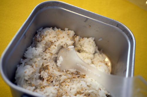 お米にすしのことゴマを振りかけ、混ぜます