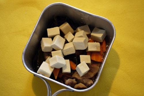 添付の味だしを溶かし高野豆腐を入れる