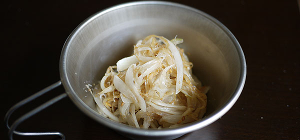 登山の料理　生玉ねぎサラダ