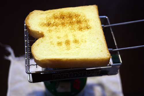 トースターでパンを焼く