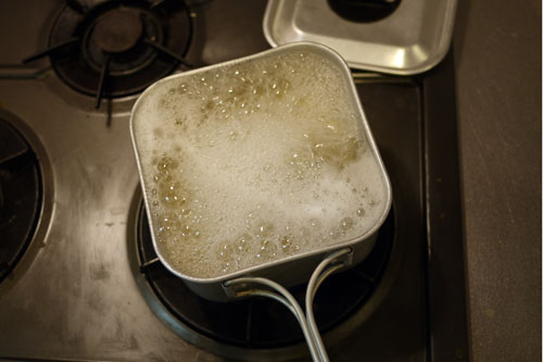 沸騰した充分な量のお湯にサラスパを入れる