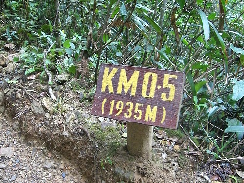 キナバル山登山口から0.5KM