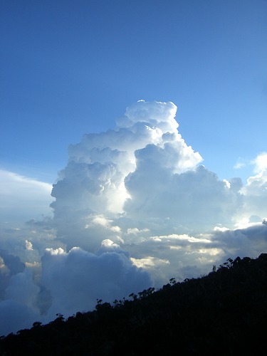 入道雲、その後雲の下では稲妻が落ちていた