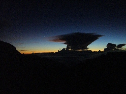 キナバル山頂手前からみた真っ黒い雲