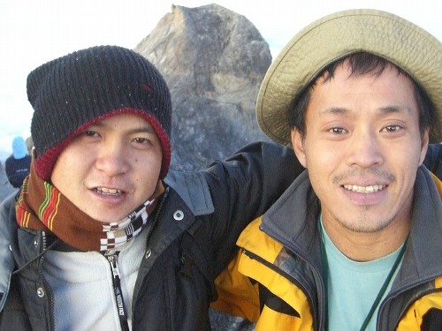 サバときたおくん　キナバル山山頂で記念撮影