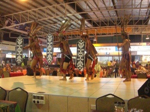 スリ・セラで行われる民族舞踊