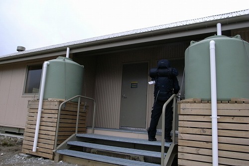 峠上の避難小屋