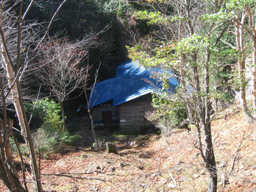 大日小屋と水場