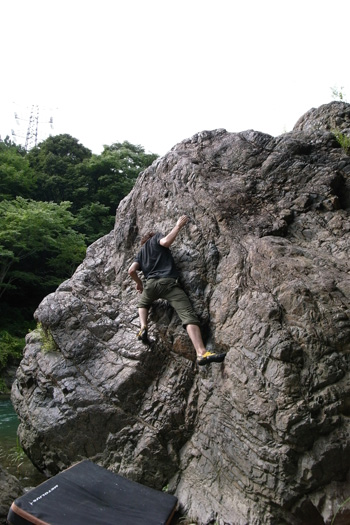 玄関岩に登るヤハケン