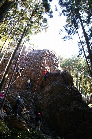 男岩を登る人々