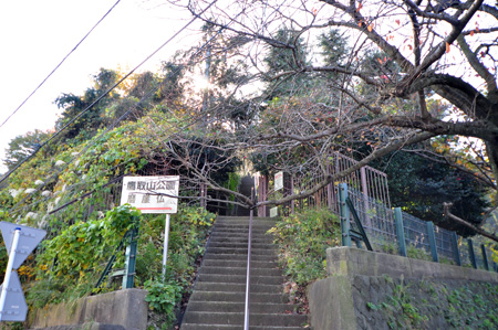 鷹取山登山道入り口