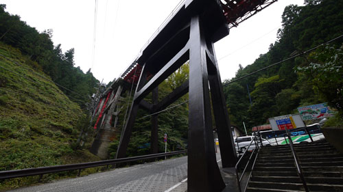 滝本駅から出るケーブルかの橋桁